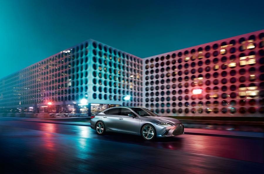  Lexus ES300h F-Sport 2018 года  (WW) (фото 8 из 46)